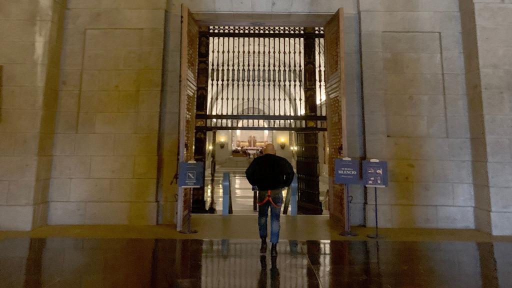 Un 'skin head' entra a la basílica del Valle de los Caídos.