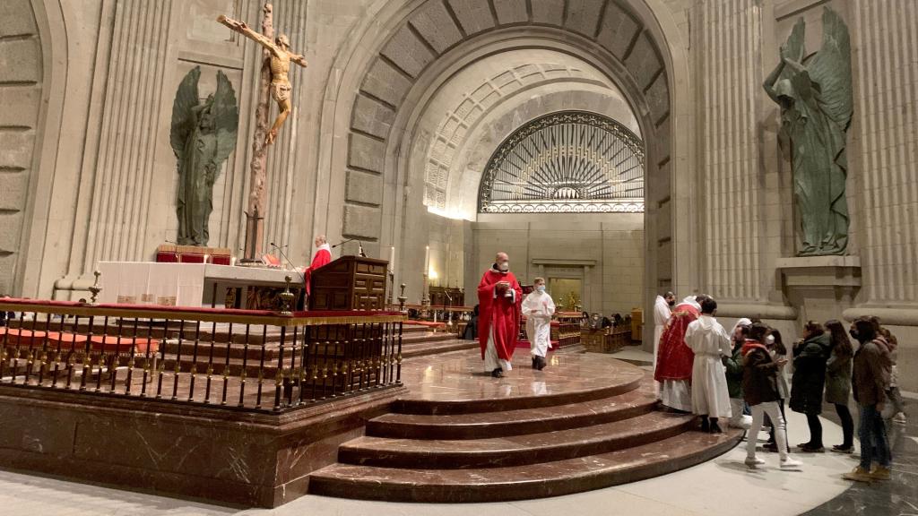 Los curas reparten la comunión.