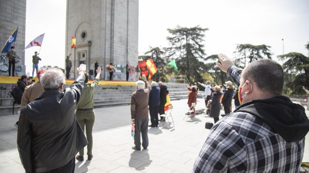 Varios manifestantes hacen el saludos fascista en la manifestación de este domingo en Madrid.
