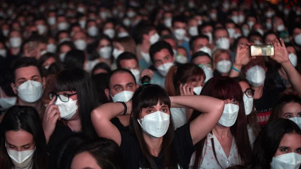 Un momento del concierto que ha ofrecido el grupo Love of Lesbian en Barcelona.