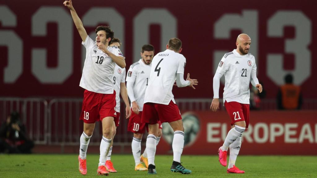 Khvicha Kvaratskhelia celebra su gol en el Georgia - España