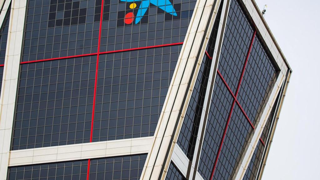 El logo de la nueva CaixaBank luce en las antiguas oficinas de Bankia en las Torres Kio de Madrid.
