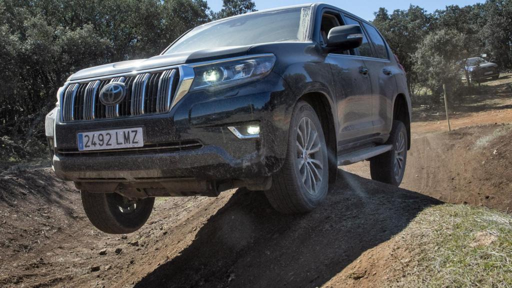 El Toyota Land Cruiser superando los obstáculos más duros.