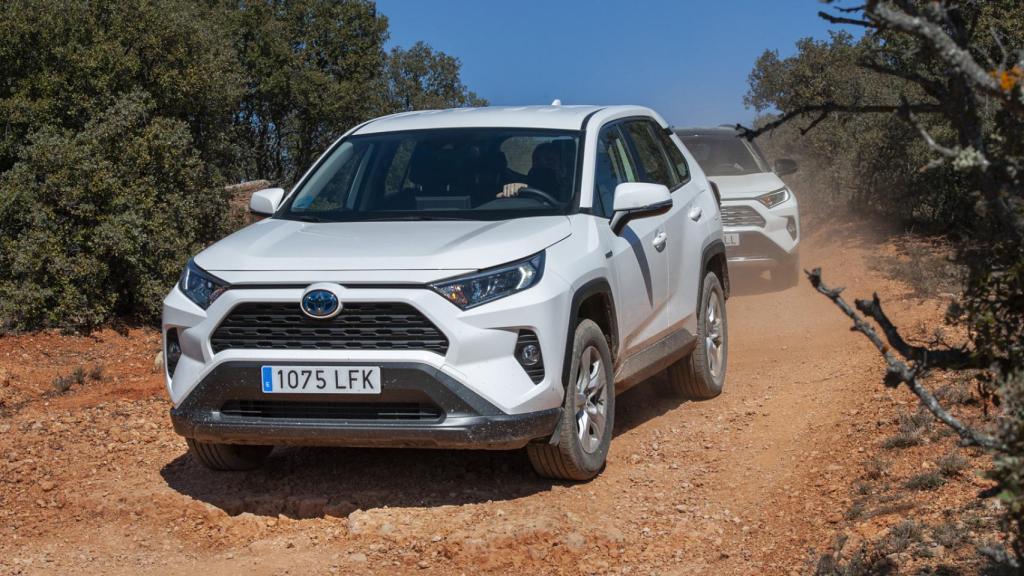 El Toyota RAV4 es un SUV de gran tamaño y sistema de propulsión híbrido.