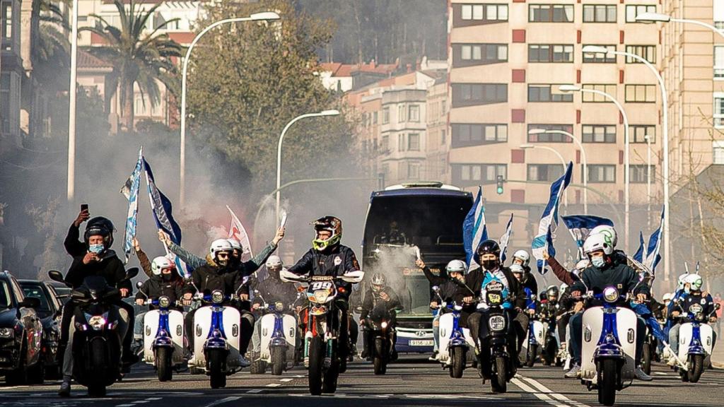 Llegada del Dépor acompañado de los Riazor Blues