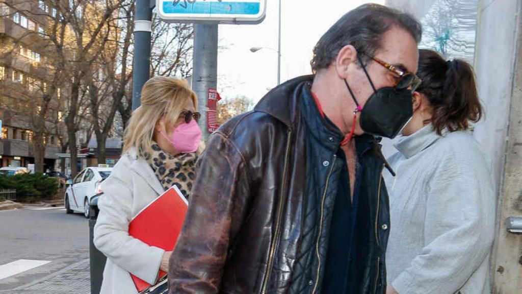 Charly junto a Lydia el día que ella ingresó para su intervención de cervicales.