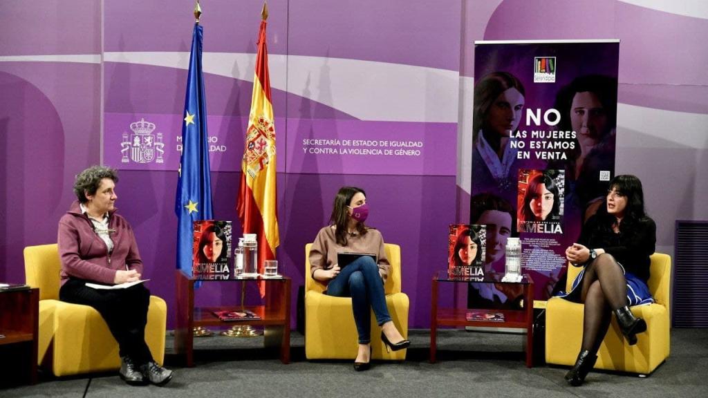 Beatriz Gimeno, directora del Instituto de las Mujeres; Irene Montero, Ministra de Igualdad; y Amelia Tiganus, activista.