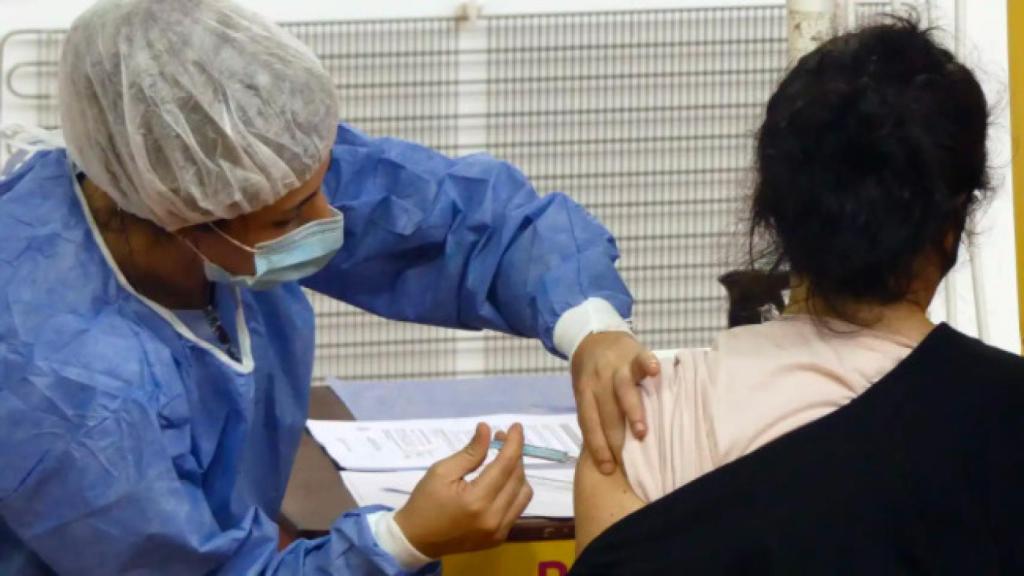 La población de los 60 a los 65 años es la segunda en tramo de edad general que recibe el vial de AstraZeneca.