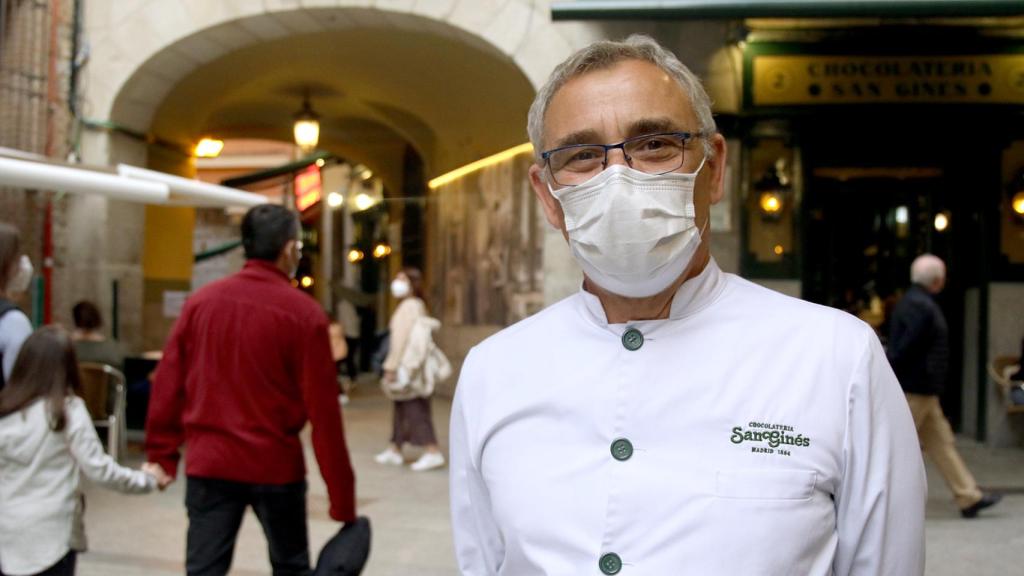 Baudilio, a las puertas de la chocolatería San Ginés.