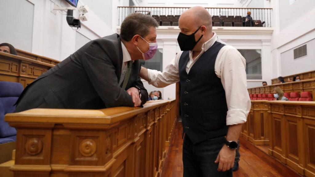 El presidente de Castilla-La Mancha, Emiliano García-Page, ha charlado con Alejandro Ruiz antes del inicio del pleno (CORTES CLM)