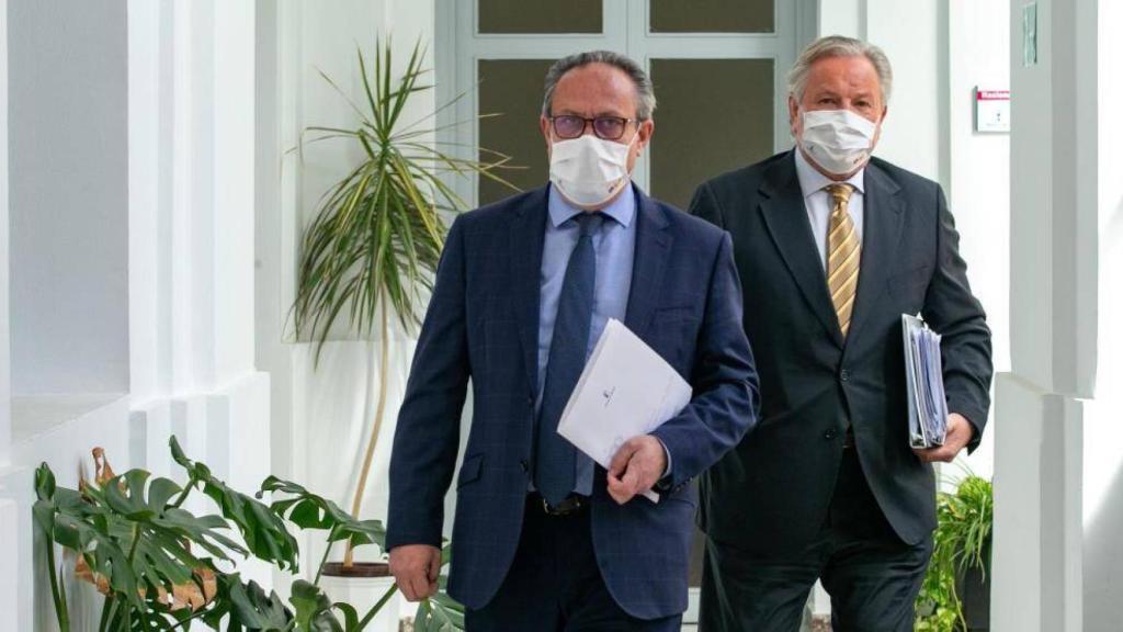 El consejero de Hacienda y Administraciones Públicas, Juan Alfonso Ruiz Molina, junto al director general de Función Pública, José Narváez