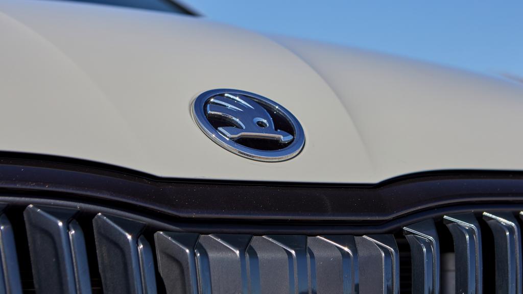 Emblema de Skoda sobre el Octavia RS.