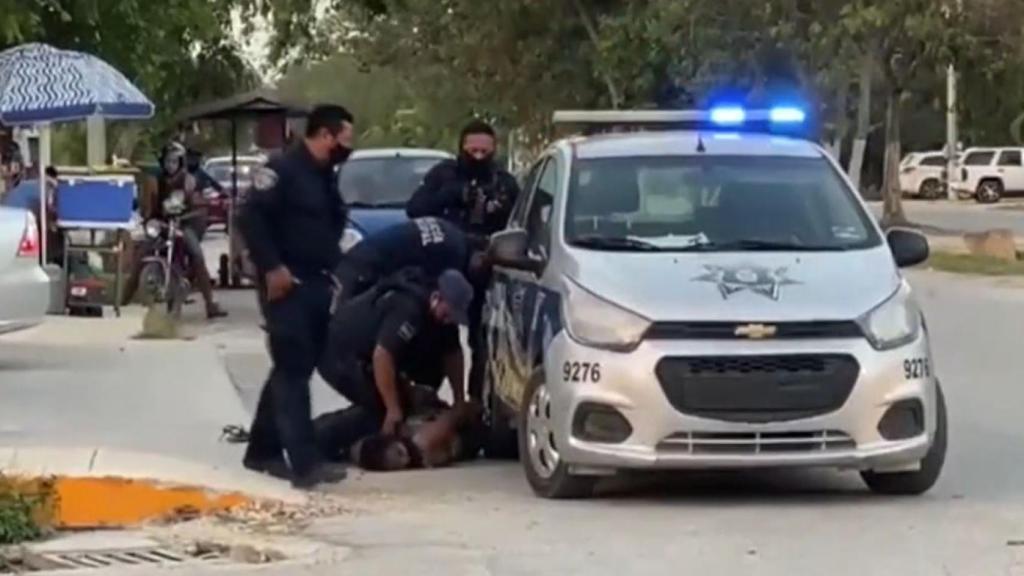 El momento en que el policía se arrodilla encima del cuello de la mujer.