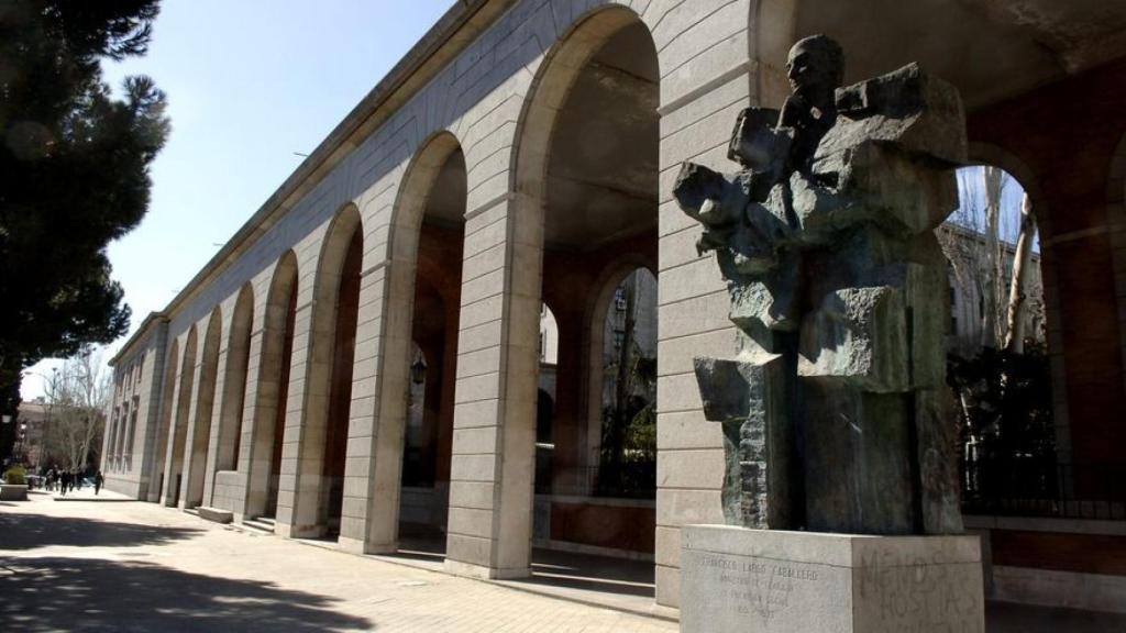Estatua de Largo Caballero en Madrid.