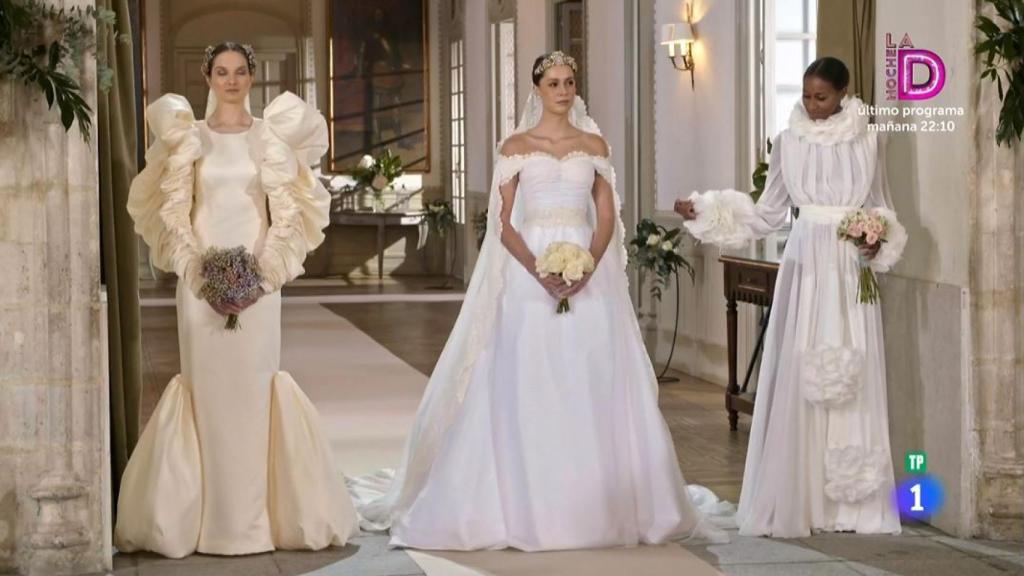 Los tres vestidos de novia que los finalistas debían replicar.