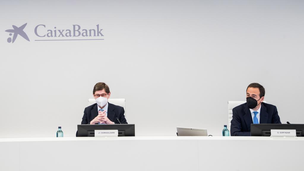 José Ignacio Goirigolzarri, presidente de CaixaBank, junto a Gonzalo Gortázar, consejero delegado de la entidad.