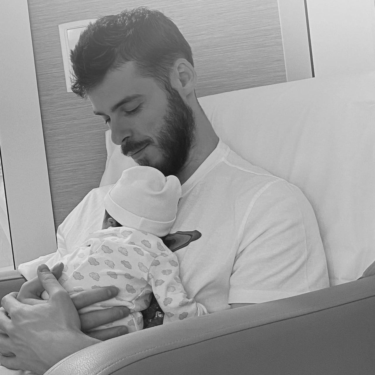 De Gea con su hija en brazos en la imagen compartida por Edurne.