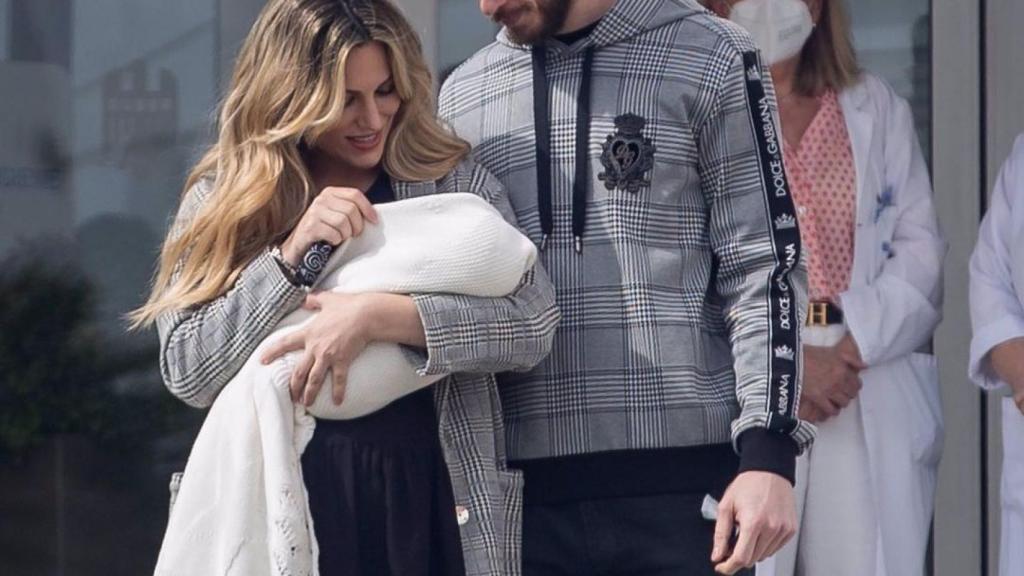 Edurne y David saliendo del hospital con su hija en brazos a principios de marzo.