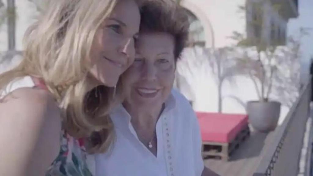 Arantxa abrazada a su madre durante el documental.