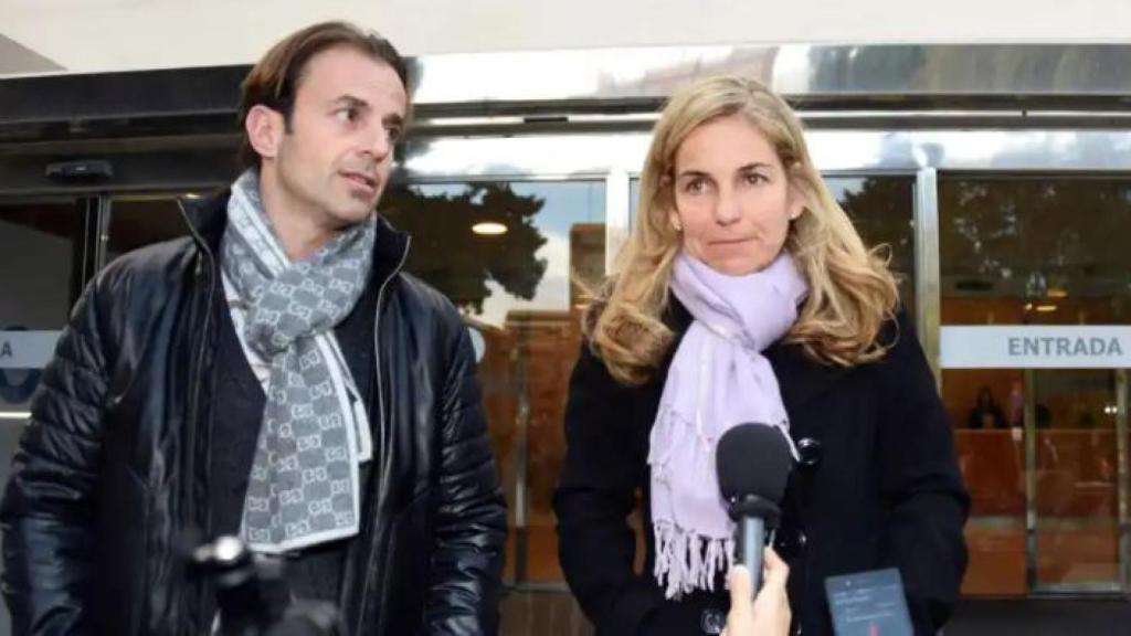 Arantxa junto a Josep Santacana a las puertas del velatorio por el padre de la tenista.