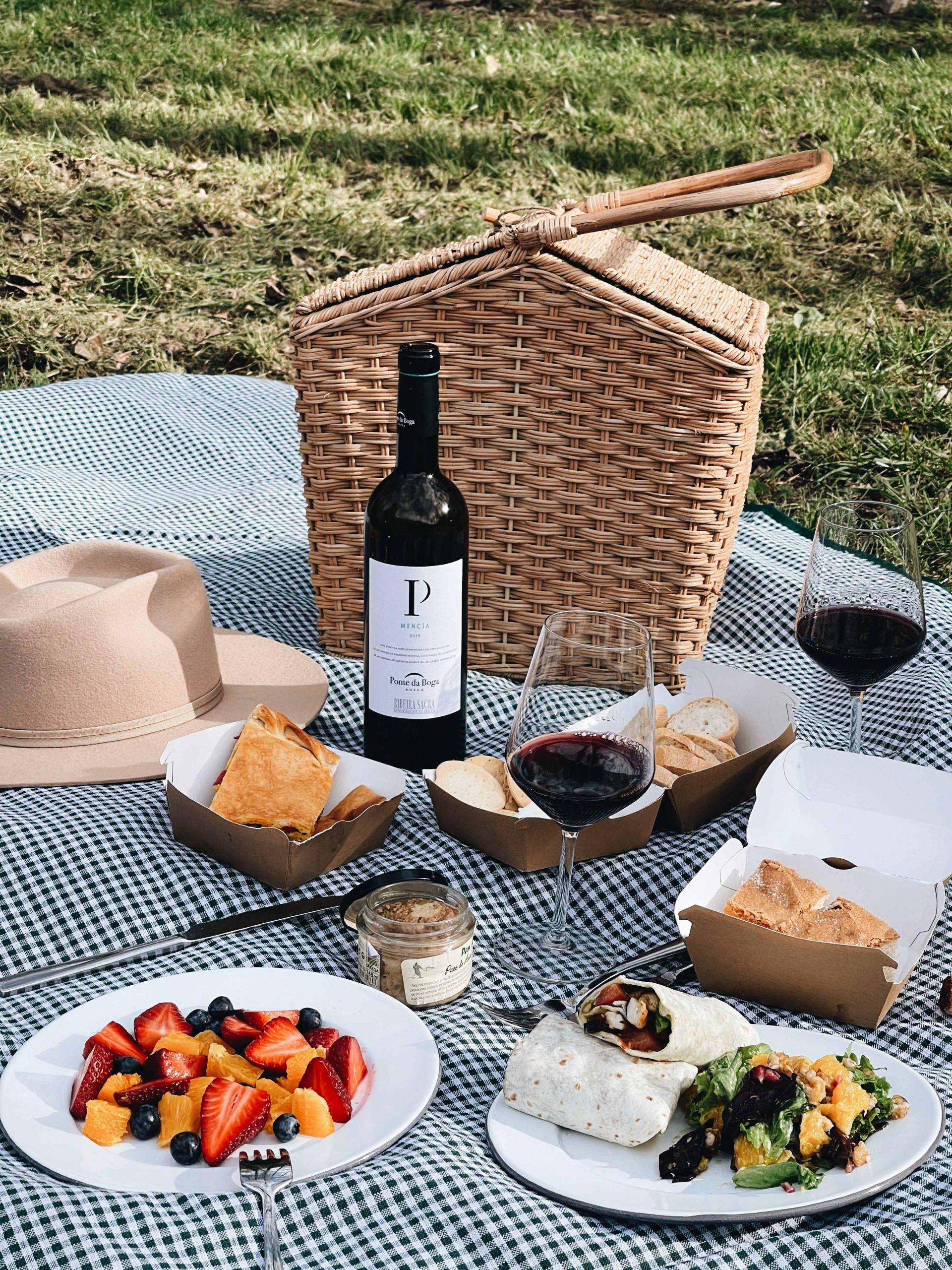 Una cesta de picnic.