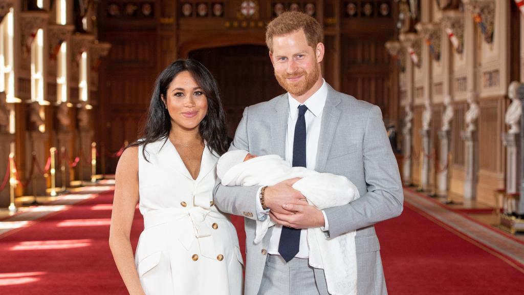 Meghan y Harry con su hijo en brazos en su presentación pública oficial.