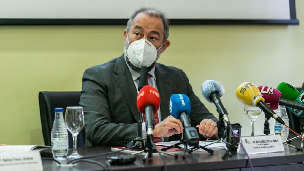El rector de la Universidad de Castilla-La Mancha, José Julián Garde, durante la presentación del programa UCLM-Rural.