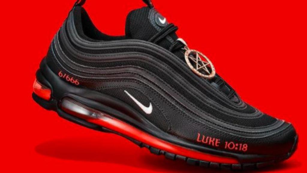 Nike no ha autorizado esta modificación y niega cualquier vínculo con el rapero o con el colectivo artístico