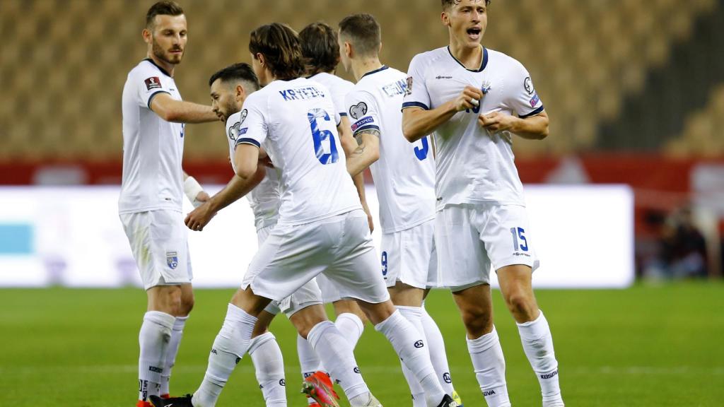Celebración de Besar Halimi de su gol con la selección de Kosovo