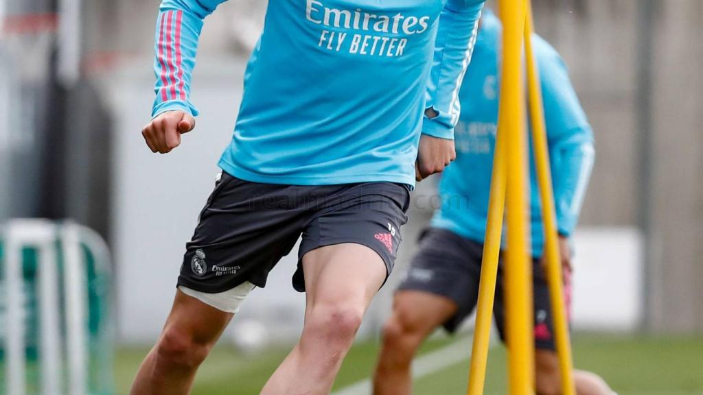 Fede Valverde practicando control de balón
