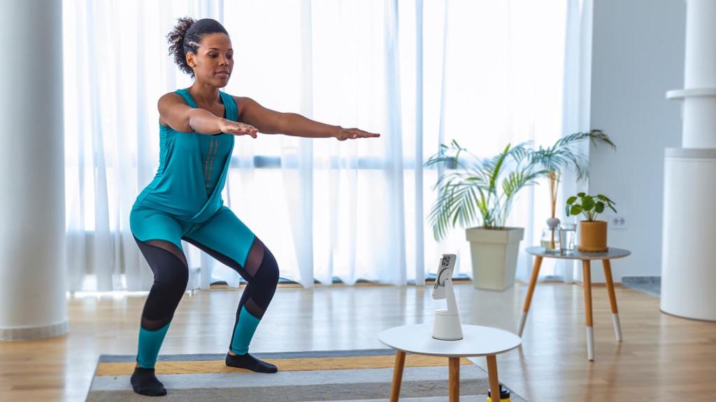 El soporte de Belkin siguiendo a una persona mientras realiza ejercicio.