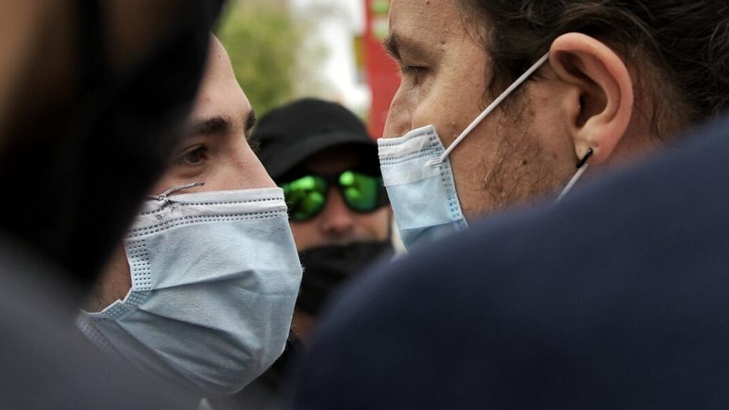 Detalle de la foto de Dani Gago en el que se ve la mascarilla sucia.