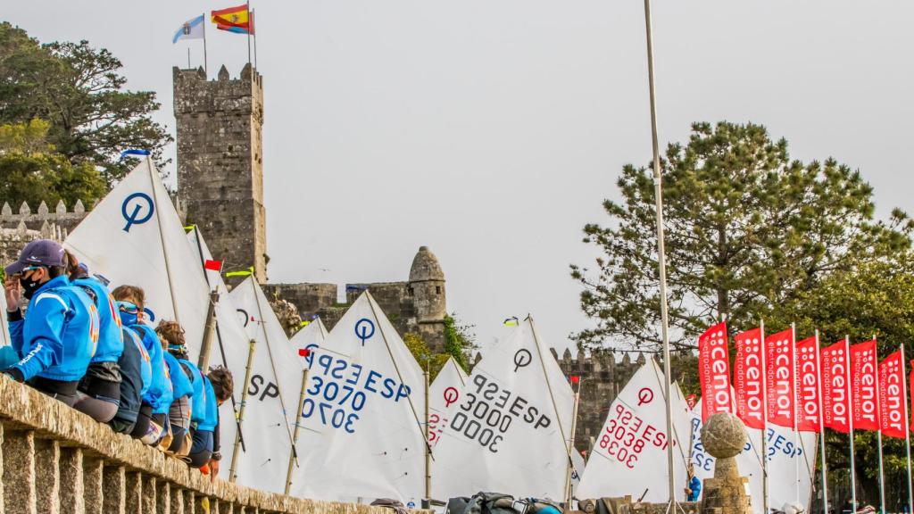 Un grupo de regatistas esperando en tierra para salir al agua a competir (©Rosana Calvo)