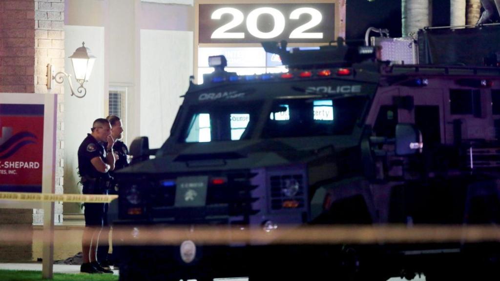 Dos policías en el lugar de los hechos.