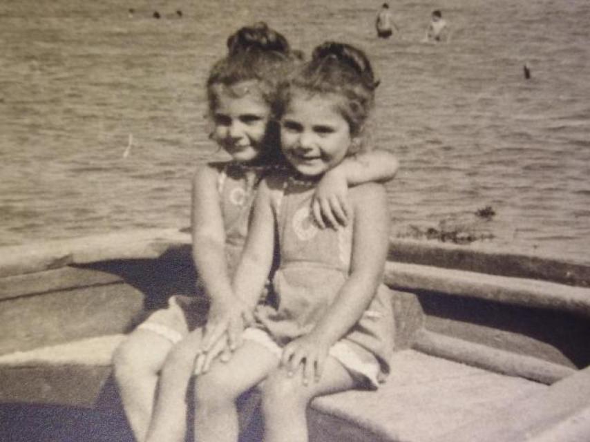Mabel y Mamen en una playa del Mar Menor en 1964.