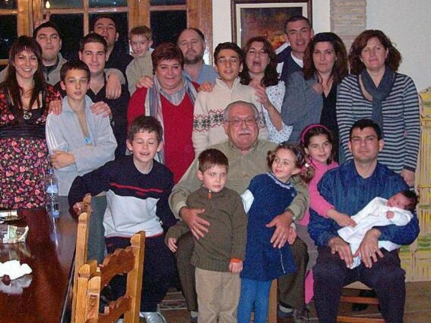 El veterinario José María junto a sus hijos y nietos.