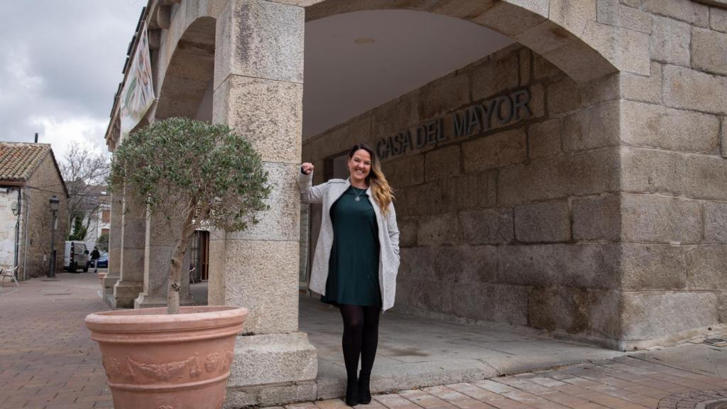 Carla Greciano, frente al antiguo Ayuntamiento de Galapagar.