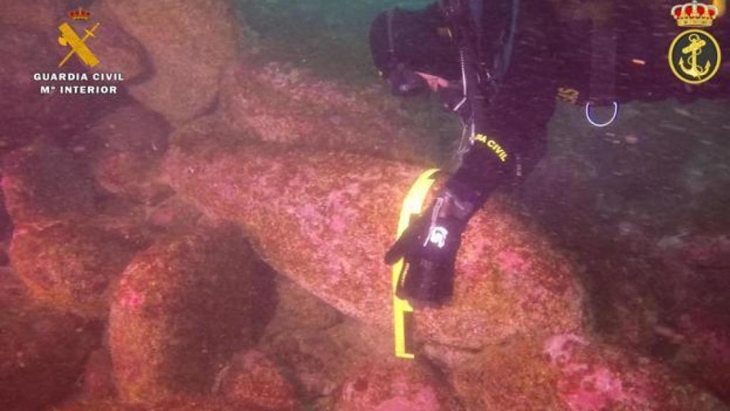 Submarinistas de la Guardia Civil manipulando el artefacto.