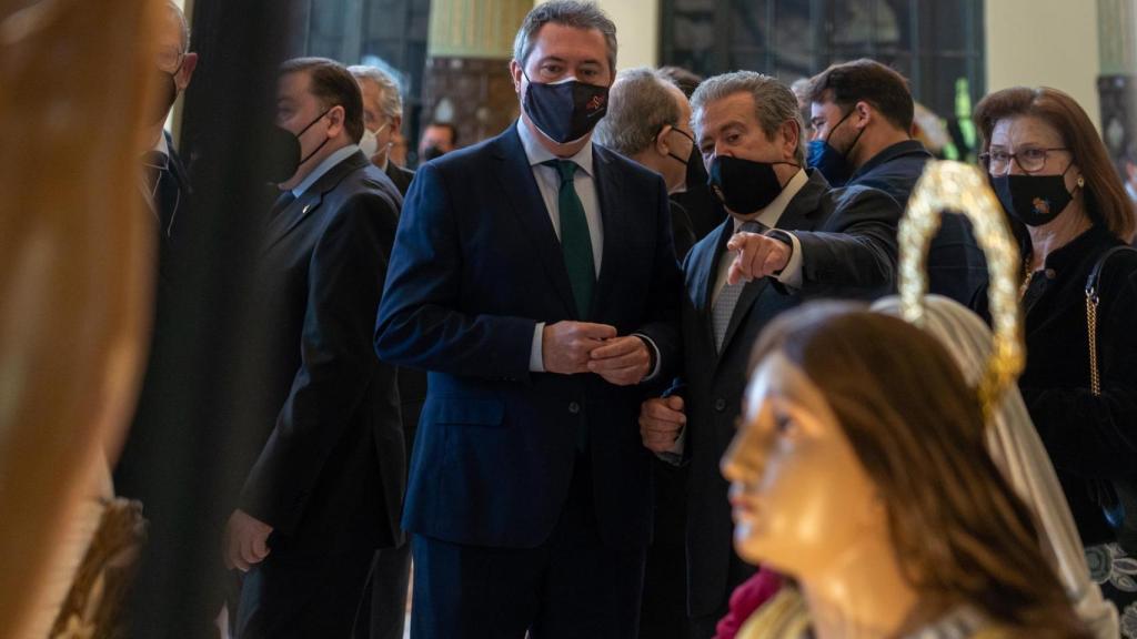 El alcalde de Sevilla, Juan Espadas, en un acto cofrade.