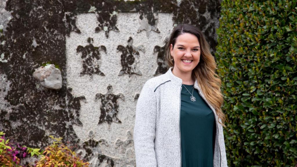 Carla Greciano, portavoz del PP en Galapagar, posa para EL ESPAÑOL con el escudo de su municipio de fondo.