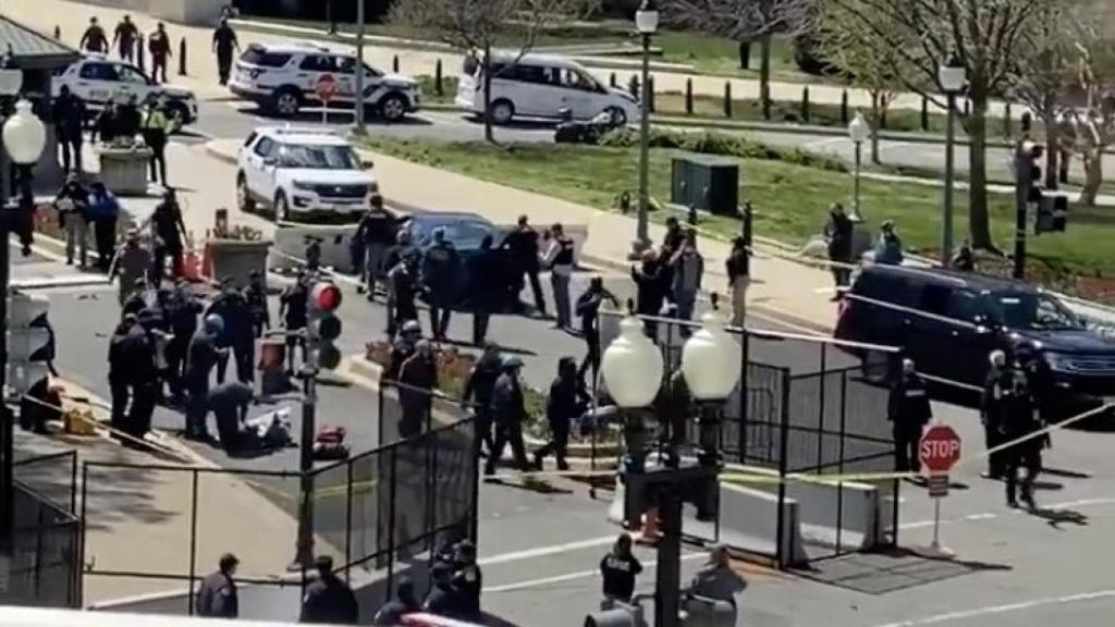 Un vehículo estrellado contra una de las protecciones exteriores del Capitolio.