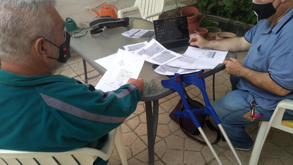 El vicepresidente y el presidente de Avite,  Rafael Basterrechea y José Riquelme, respectivamente, analizando los documentos.