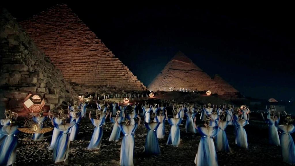 El desfile también ha 'transportado' las famosas pirámides hasta el centro de El Cairo gracias a las herramientas de videomapping.