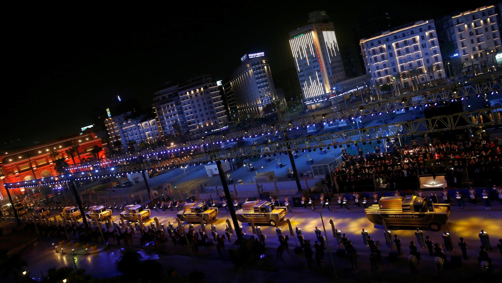 El convoy de las momias reales, a su salida del Museo Egipcio.