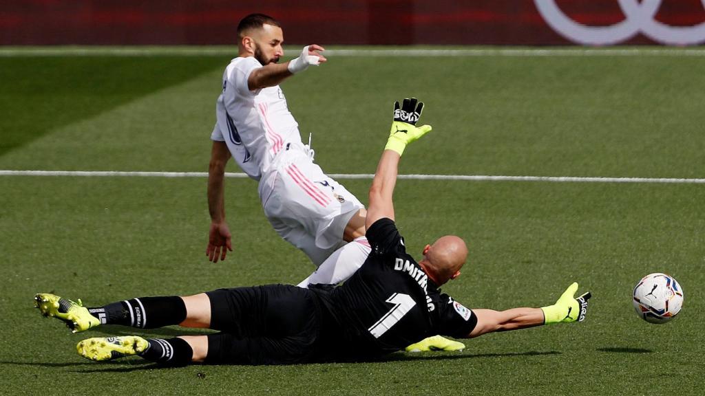 Lanzamiento a puerta de Karim Benzema ante Dmitrovic