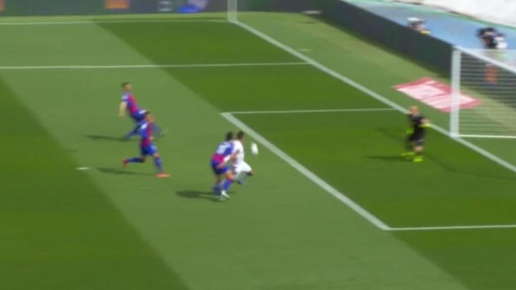 Penalti no pitado sobre Casemiro ante el Eibar