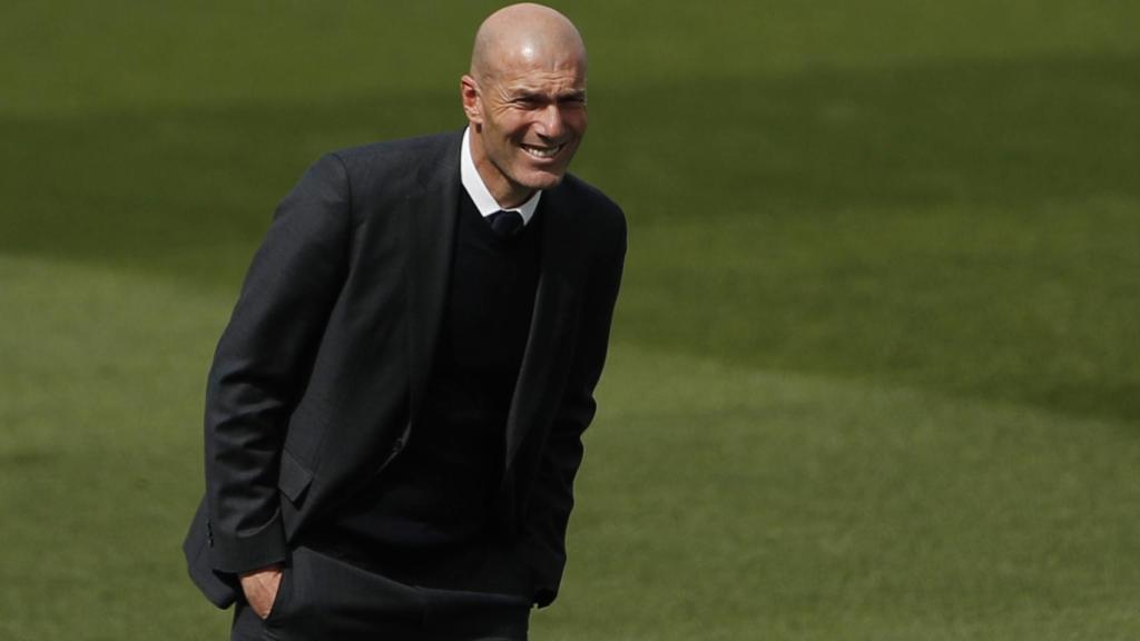 Zidane sigue el Real Madrid - Eibar desde la banda del Alfredo Di Stéfano