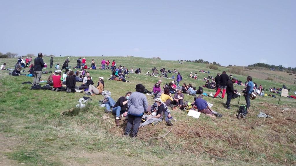 Participantes en la movilización se reúnen para pedir la paralización del proyecto.