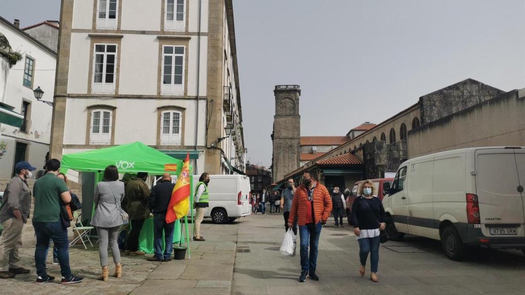Carpa de Vox junto a la Praza de Abastos, en Santiago.
