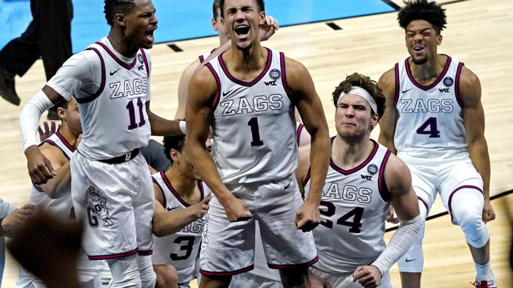 Jalen Suggs celebra junto a sus compañeros de los Gonzaga Bulldogs su canasta en el último segundo